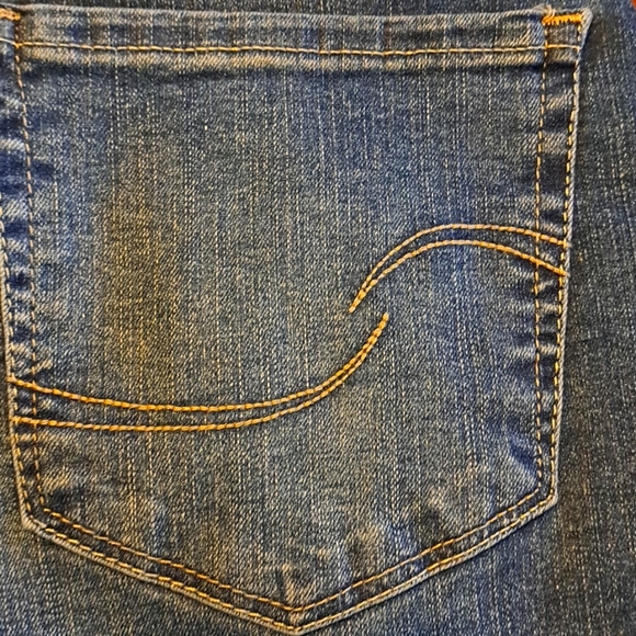 Womens NEW SIGNATURE LEVI SHAPING JEANS. 4. (WAIST 27) - Picture 13 of 15